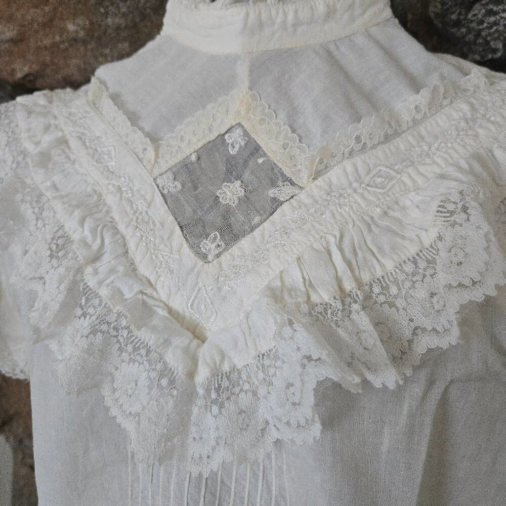 90's Antique Keyhole Blouse - Picture 3 of 16